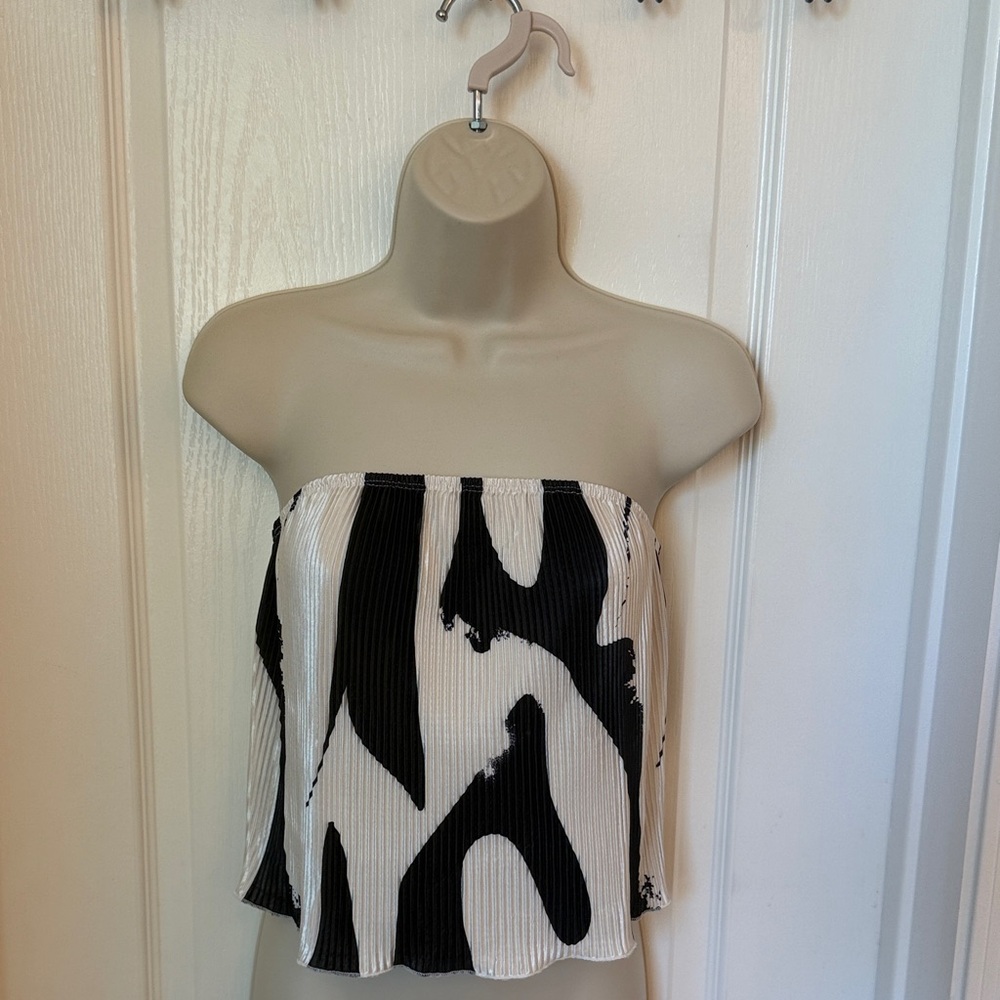 NWOT-Black & White Strapless Plisse Tube Top